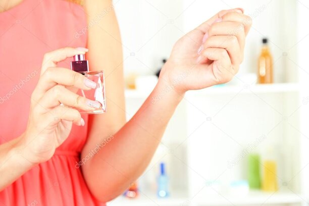 Parfumtest am Handgelenk im Tageslicht