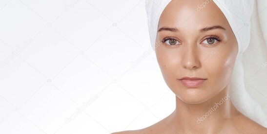 Minimalistisches Badezimmer im Morgenlicht